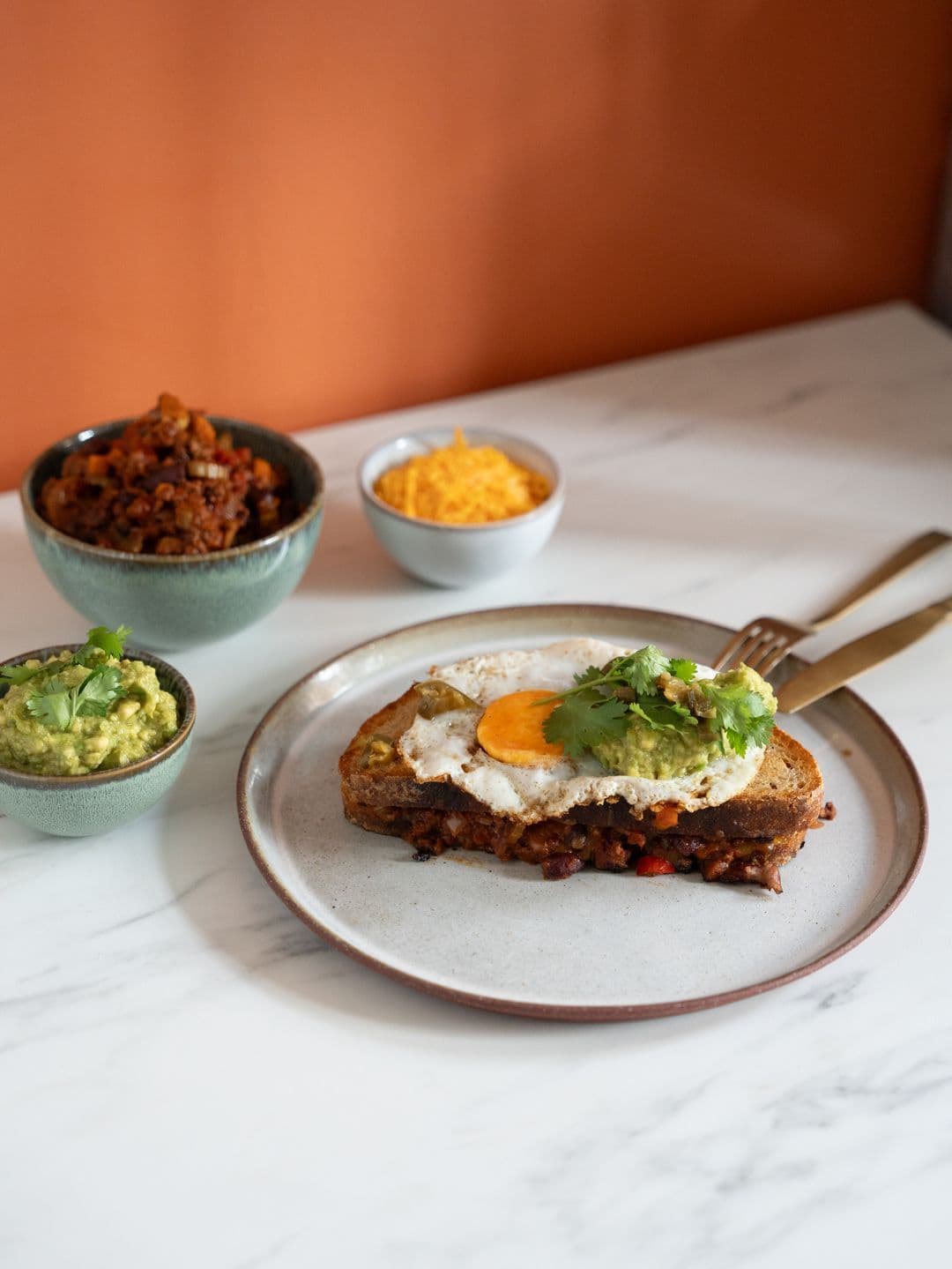 Mexicaanse croque-madame met guacamole
