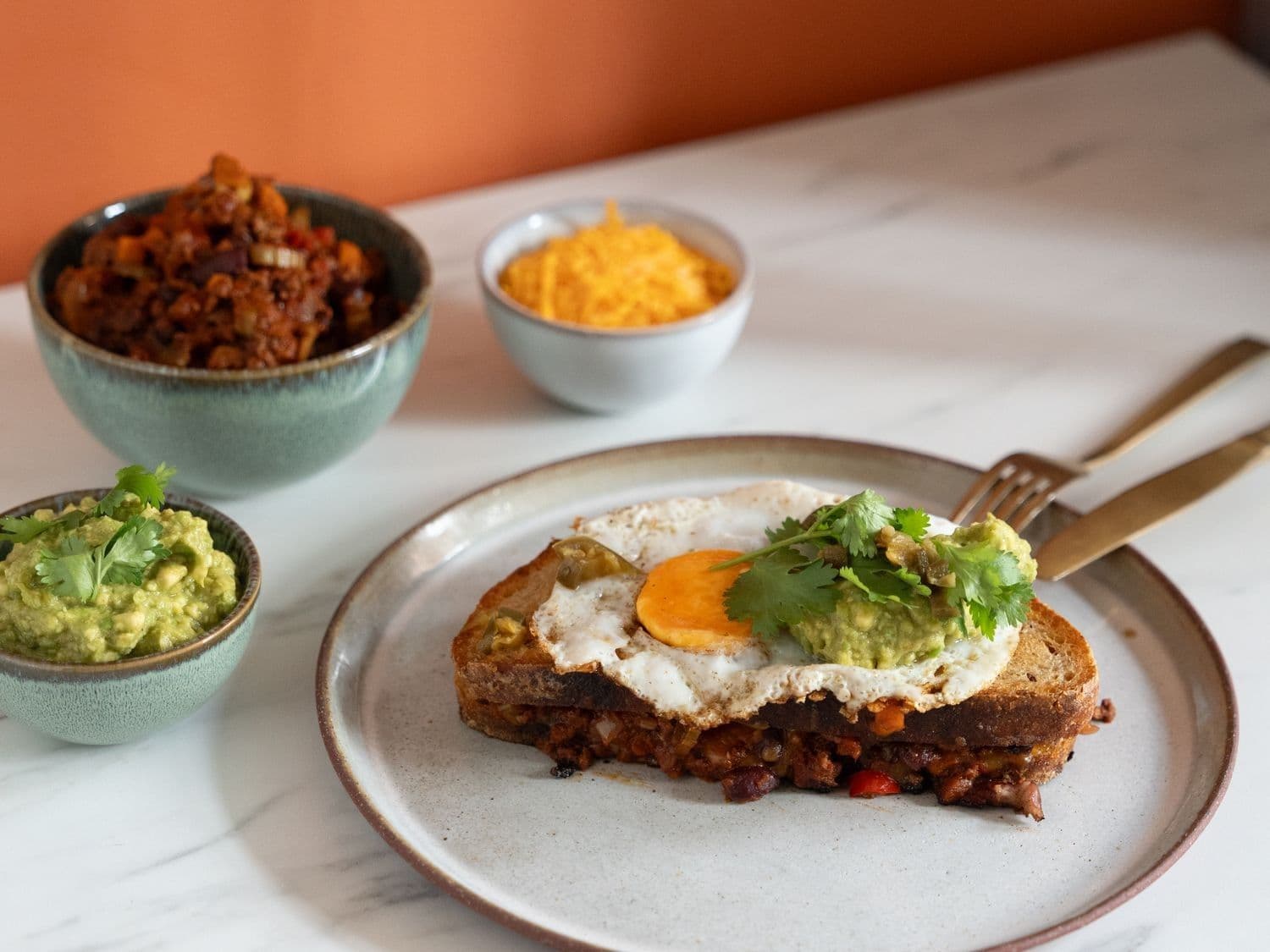 Mexicaanse croque-madame met guacamole