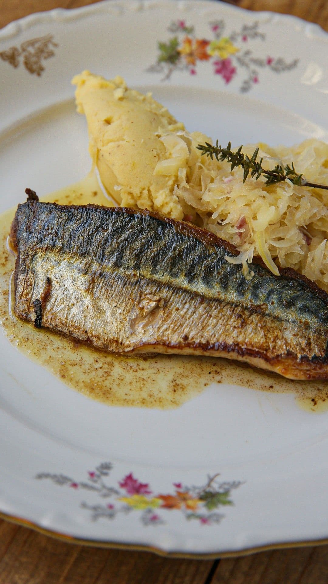 Gebakken makreel met zuurkool en mosterdpuree