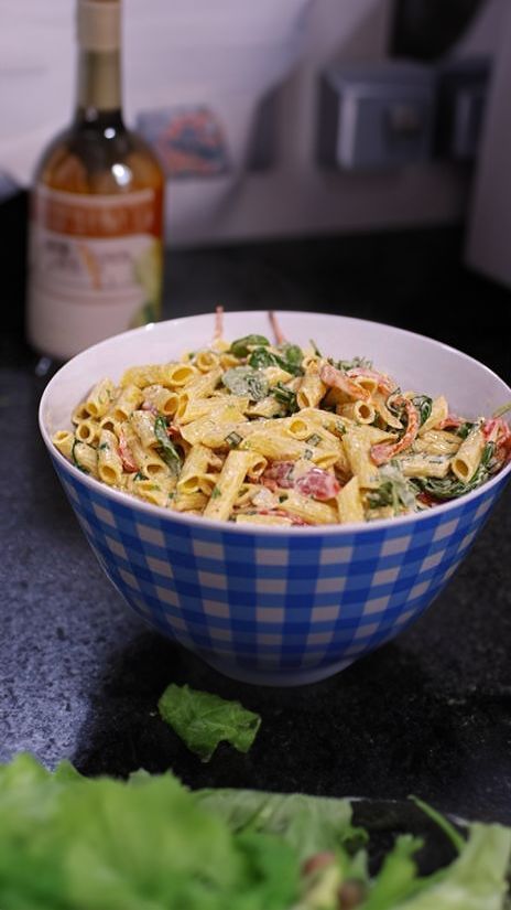 Pastasalade met amandel-aioli