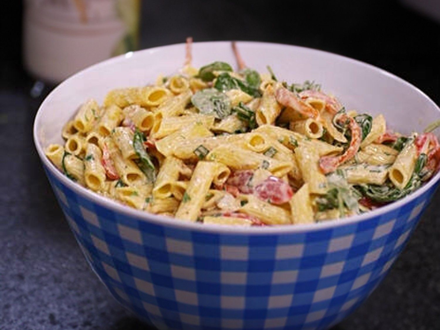 Pastasalade met amandel-aioli