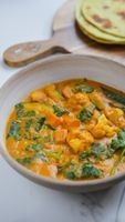 Curry van courgette, zoete aardappel en bloemkool met naan (thumbnail)