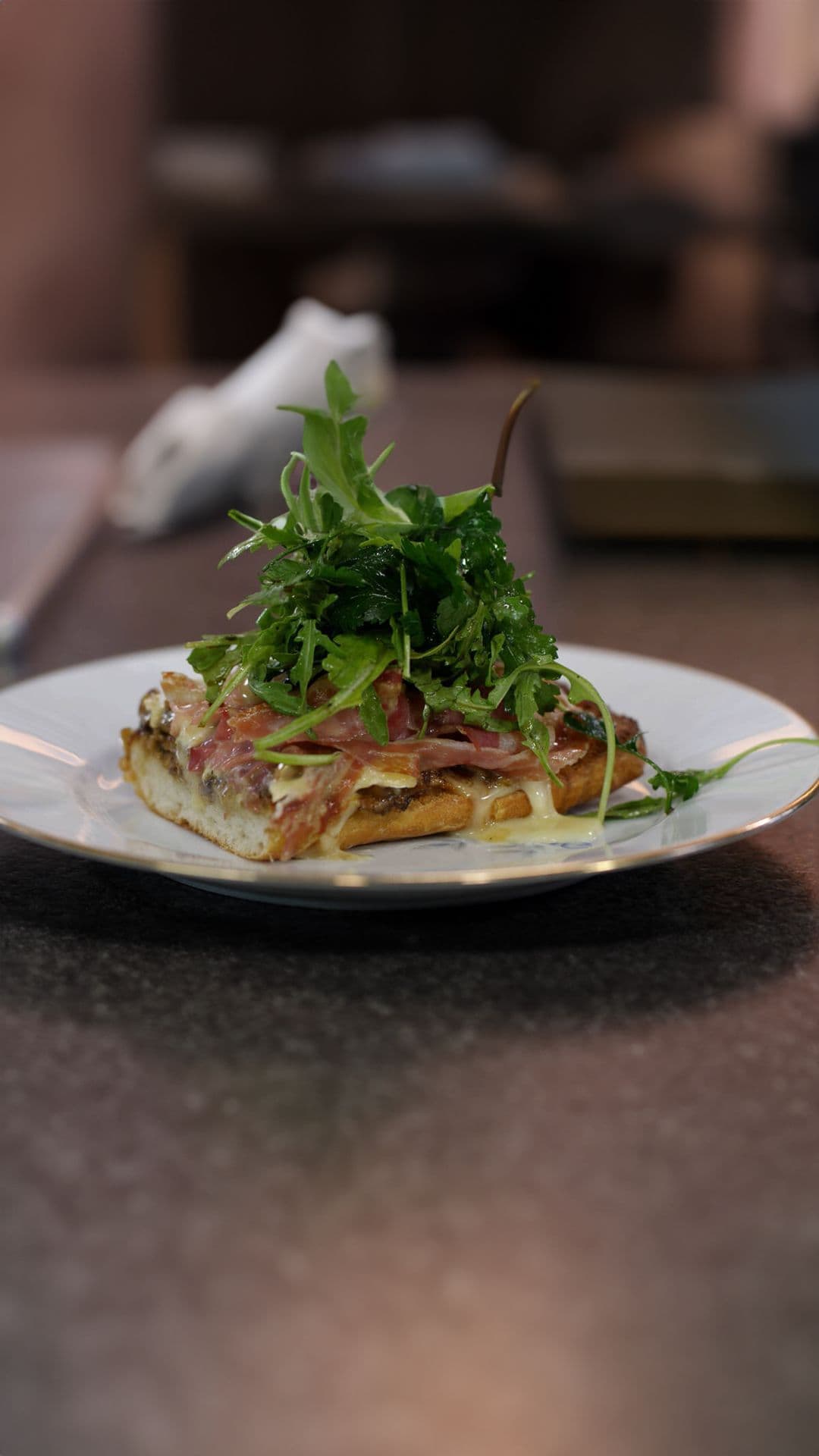Ciabatta-pizza met duxelles, brie en pancetta