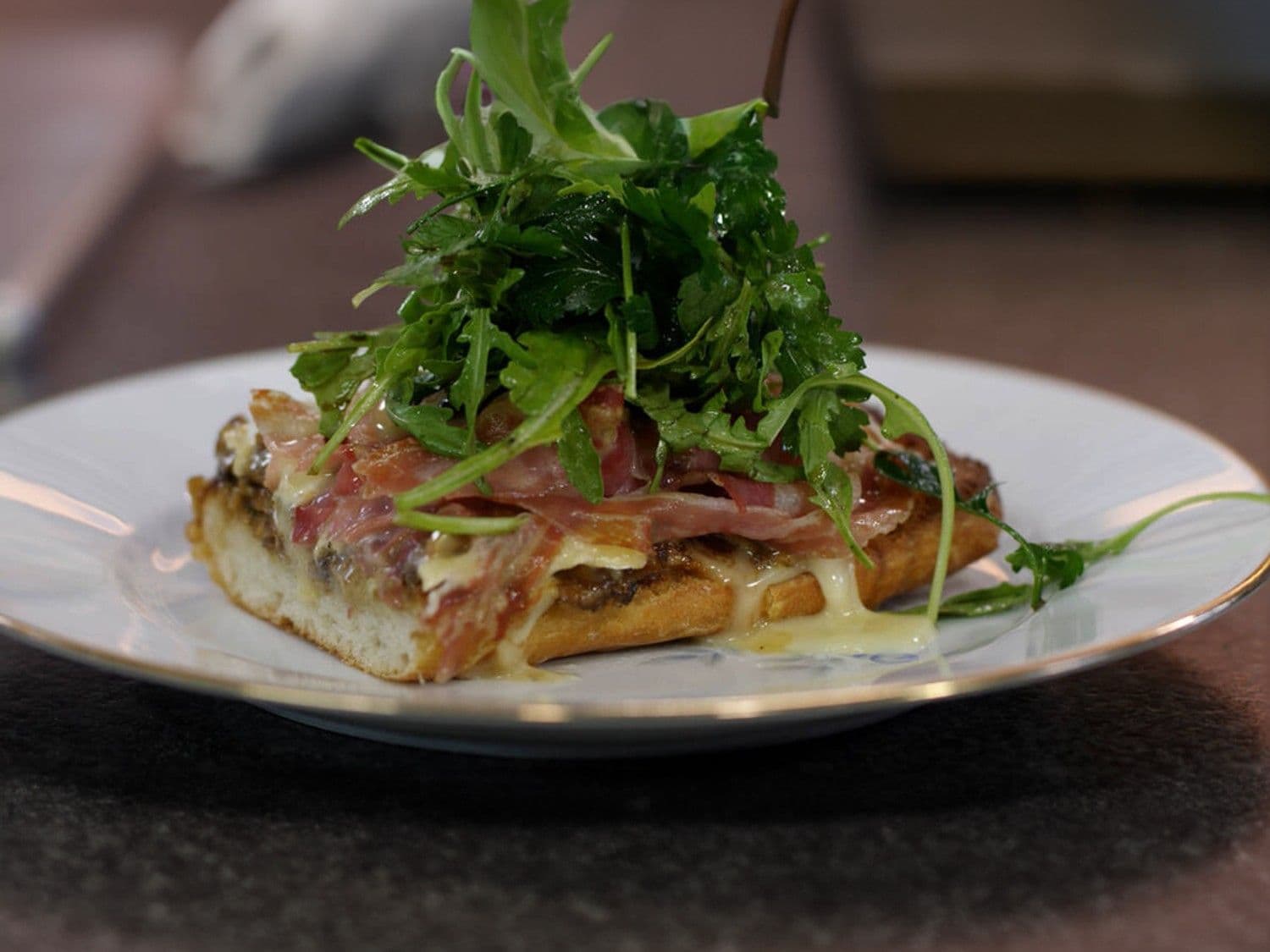 Ciabatta-pizza met duxelles, brie en pancetta