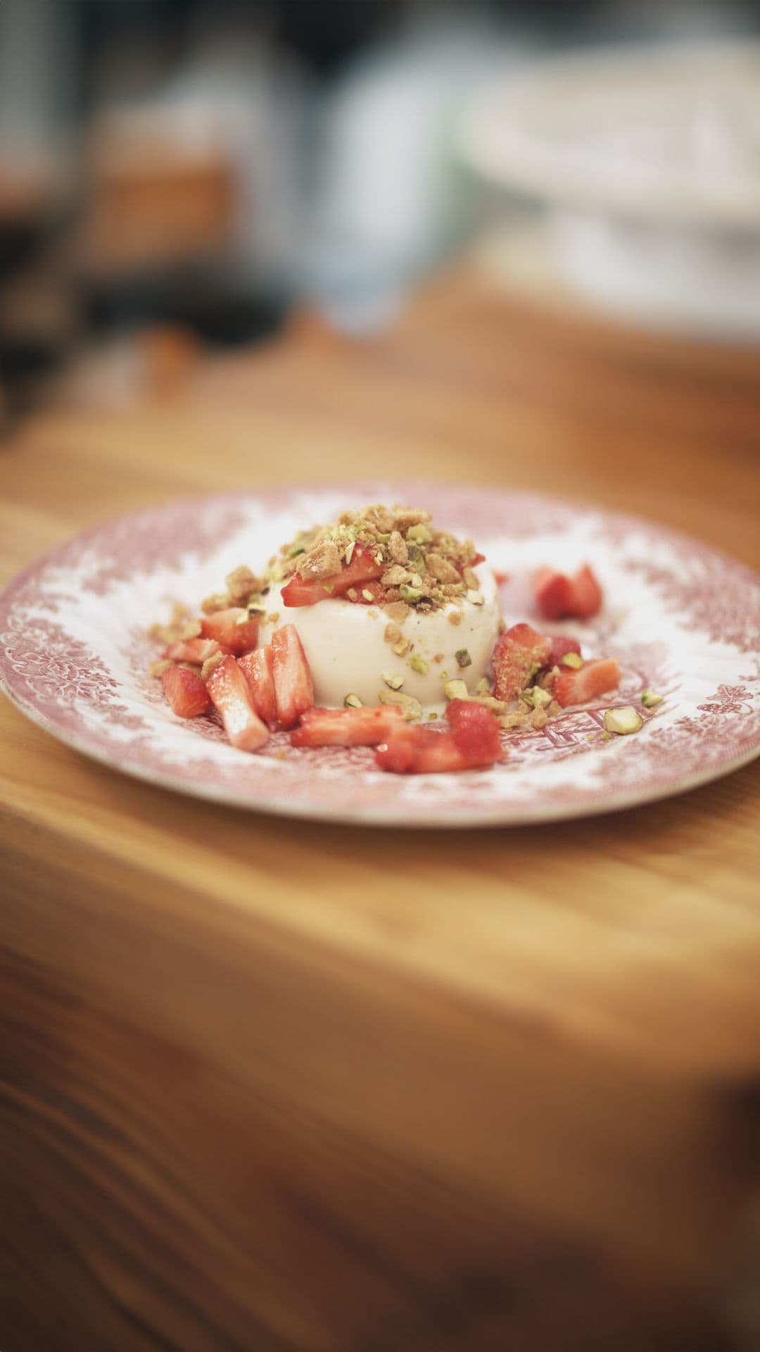 Panna cotta van witte chocolade met aardbeien en crunch