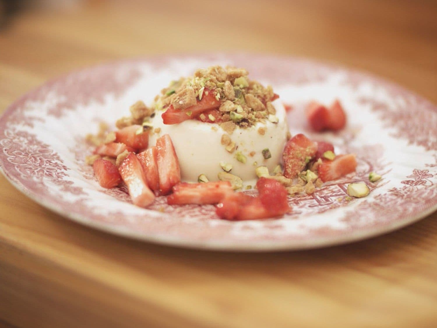 Panna cotta van witte chocolade met aardbeien en crunch
