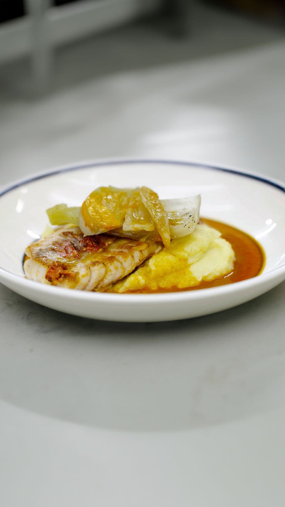 Zeebarbeel met lookpuree, venkel en bouillabaissejus