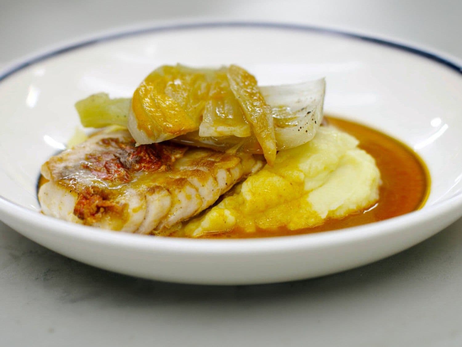 Zeebarbeel met lookpuree, venkel en bouillabaissejus