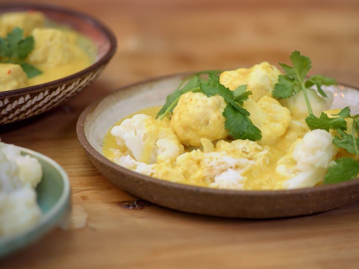 Gestoomde visballetjes in currysaus met bloemkool en rijst