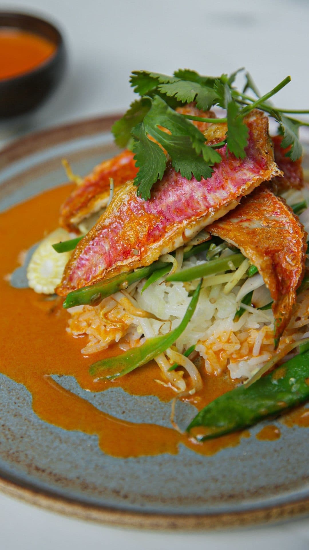 Zeebarbeel met rode curry, gebakken groenten en rijst