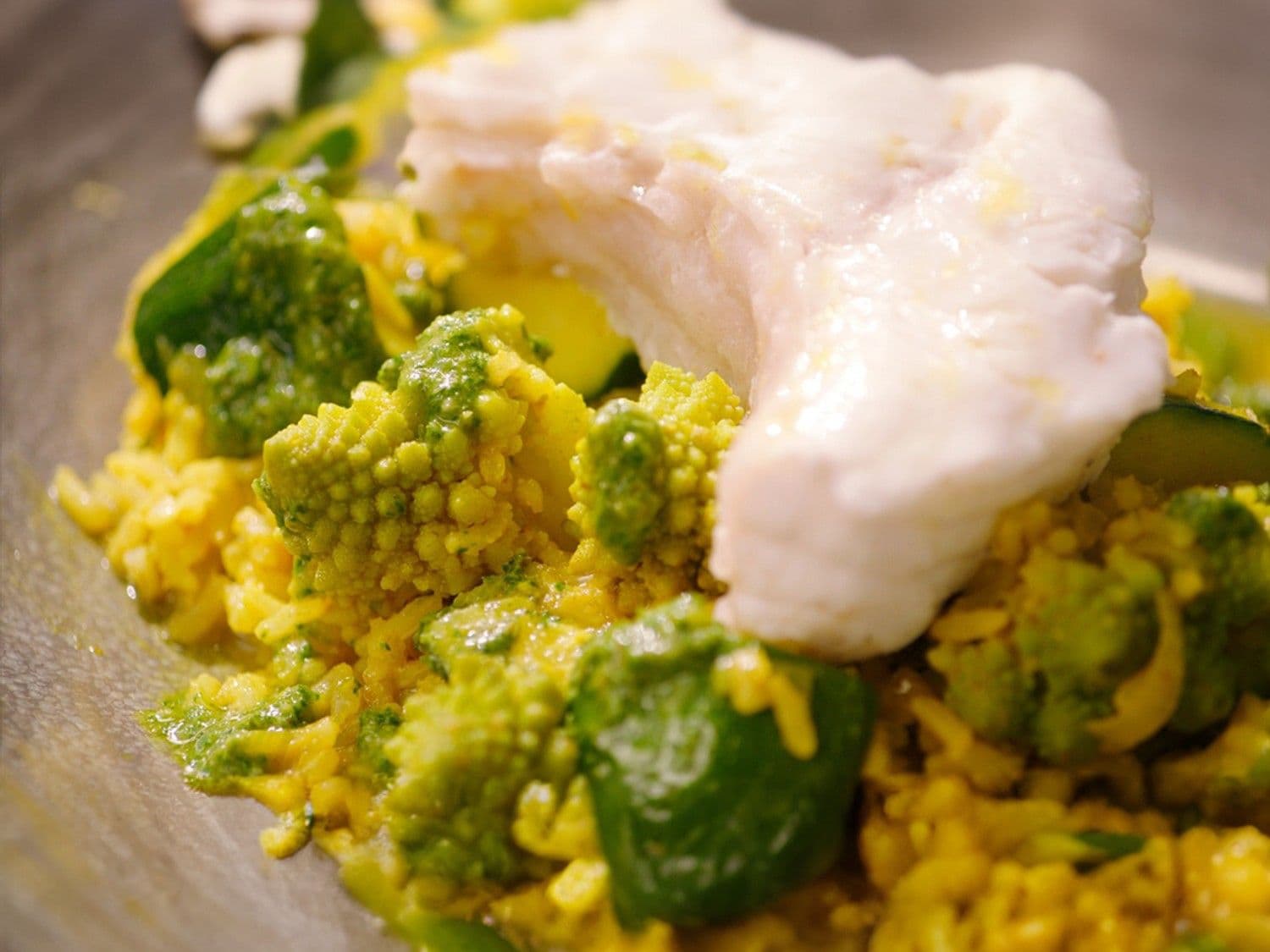 Gestoomde zeewolf met romanesco en rijst