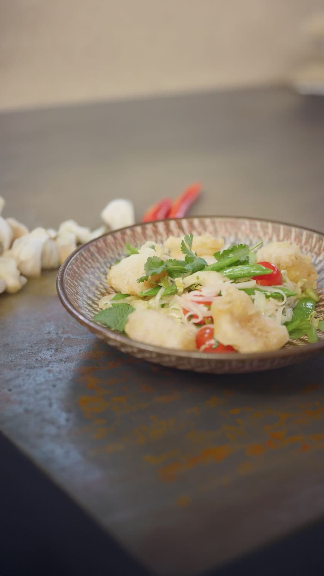 Beignet van hondshaai met noedelsalade en chilidressing