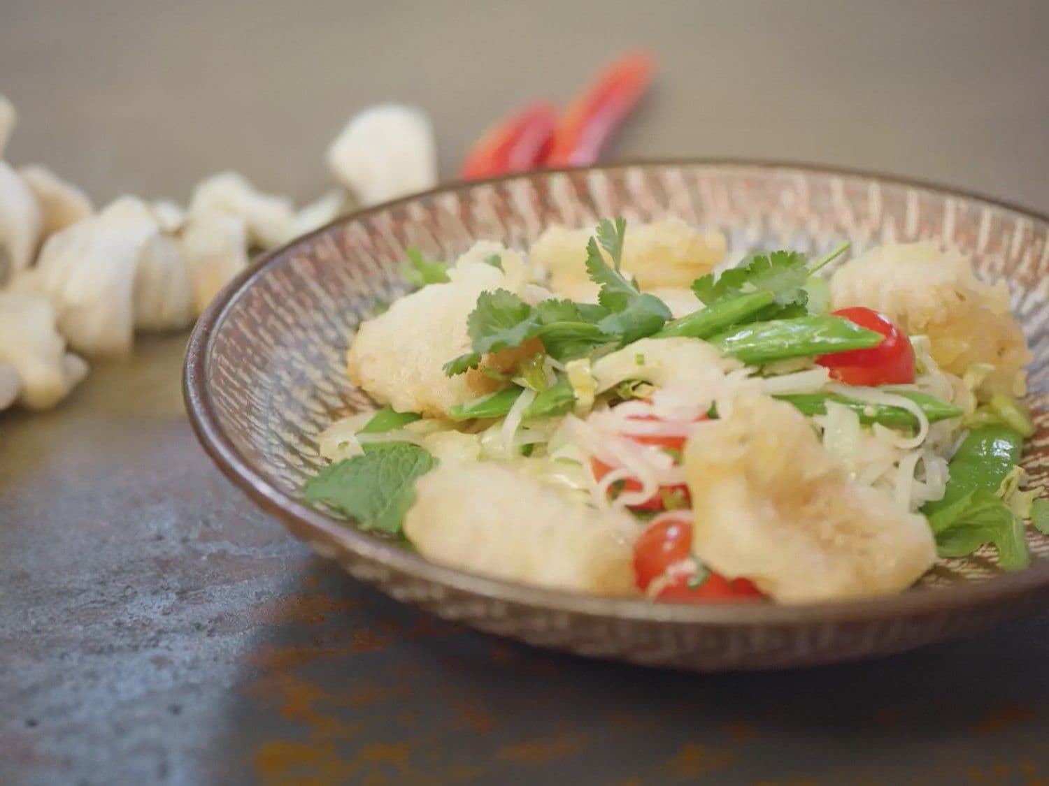 Beignet van hondshaai met noedelsalade en chilidressing