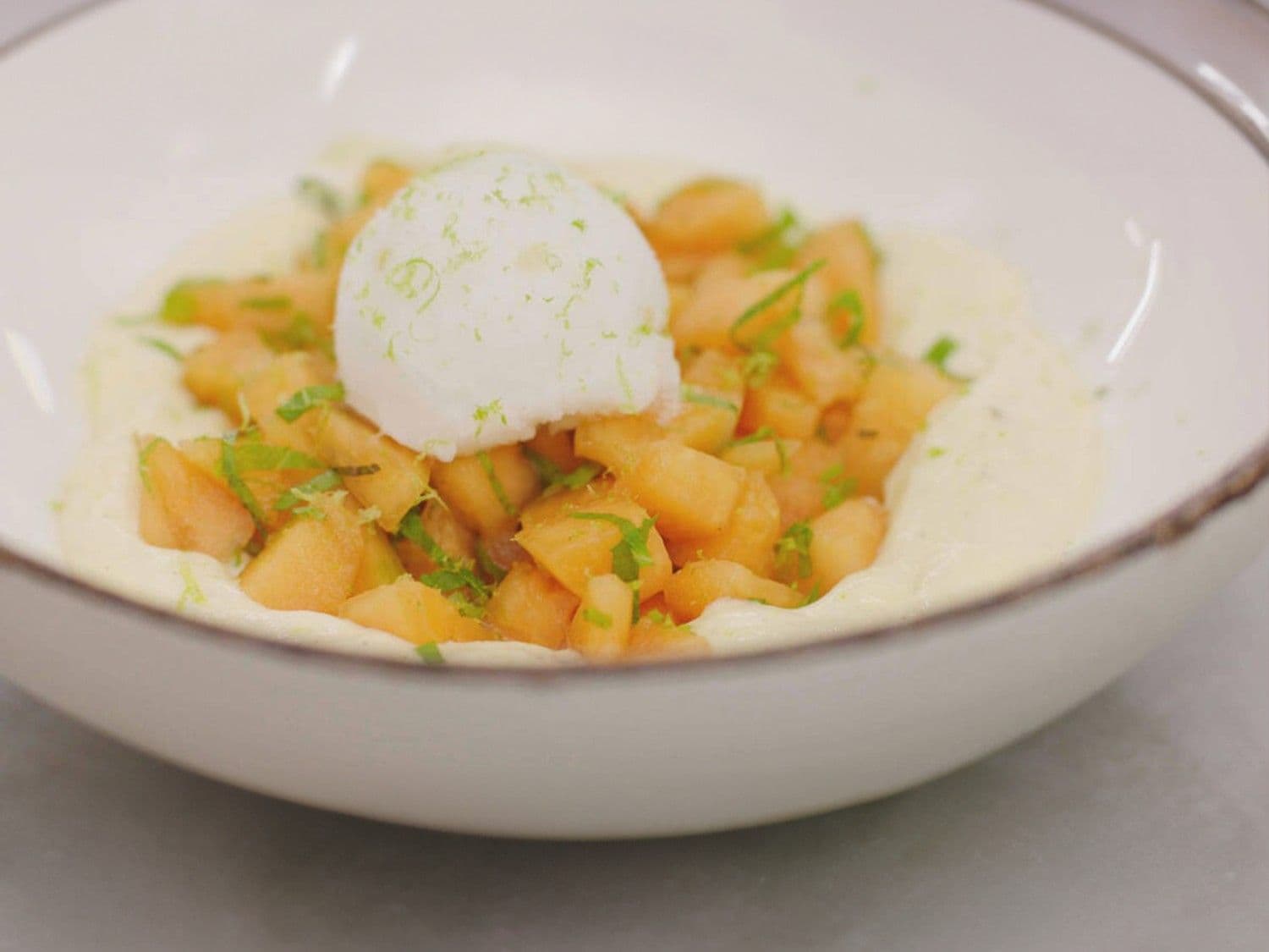 Vanillecrème met meloensalsa en citroensorbet