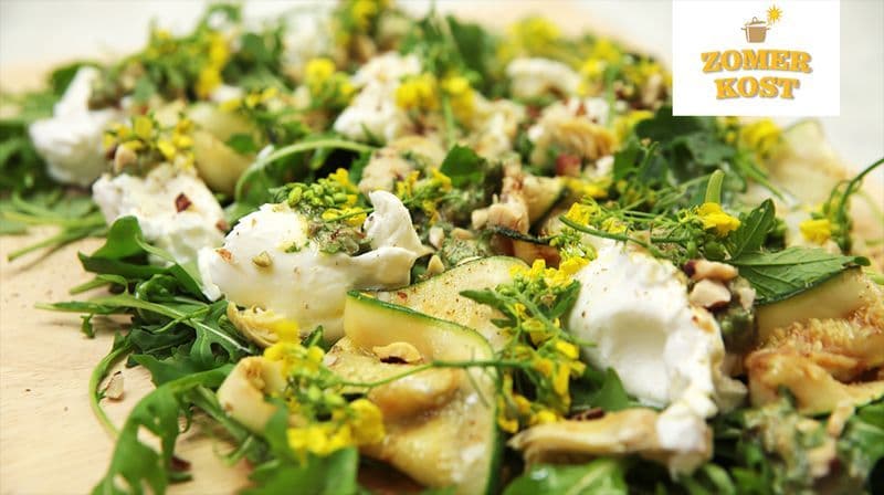 Zomerse salade met burrata, gegrilde groenten en salsa verde