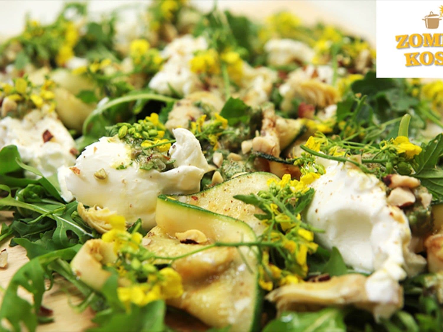 Zomerse salade met burrata, gegrilde groenten en salsa verde