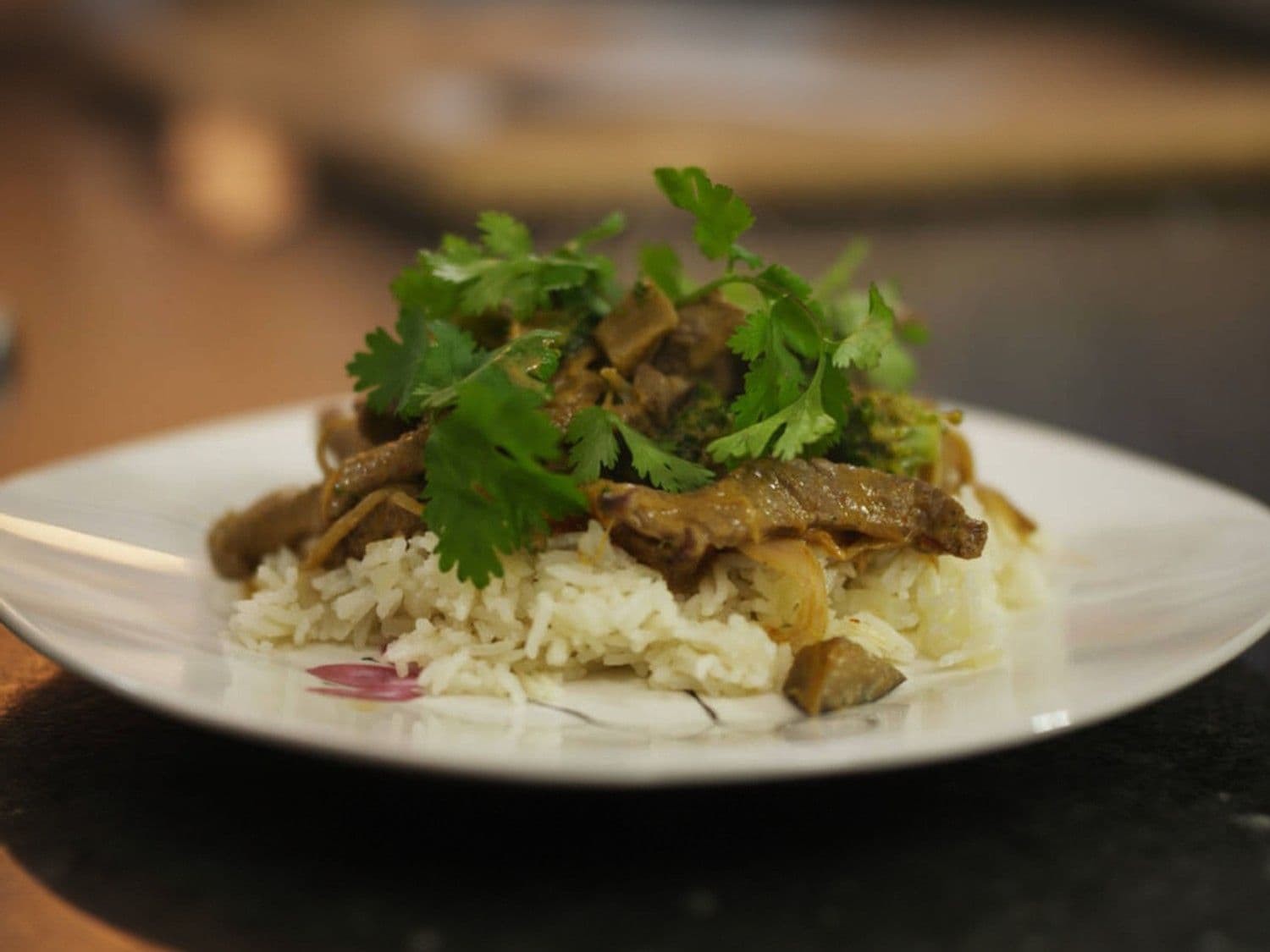 Thaise curry met rundvlees, broccoli en aubergine