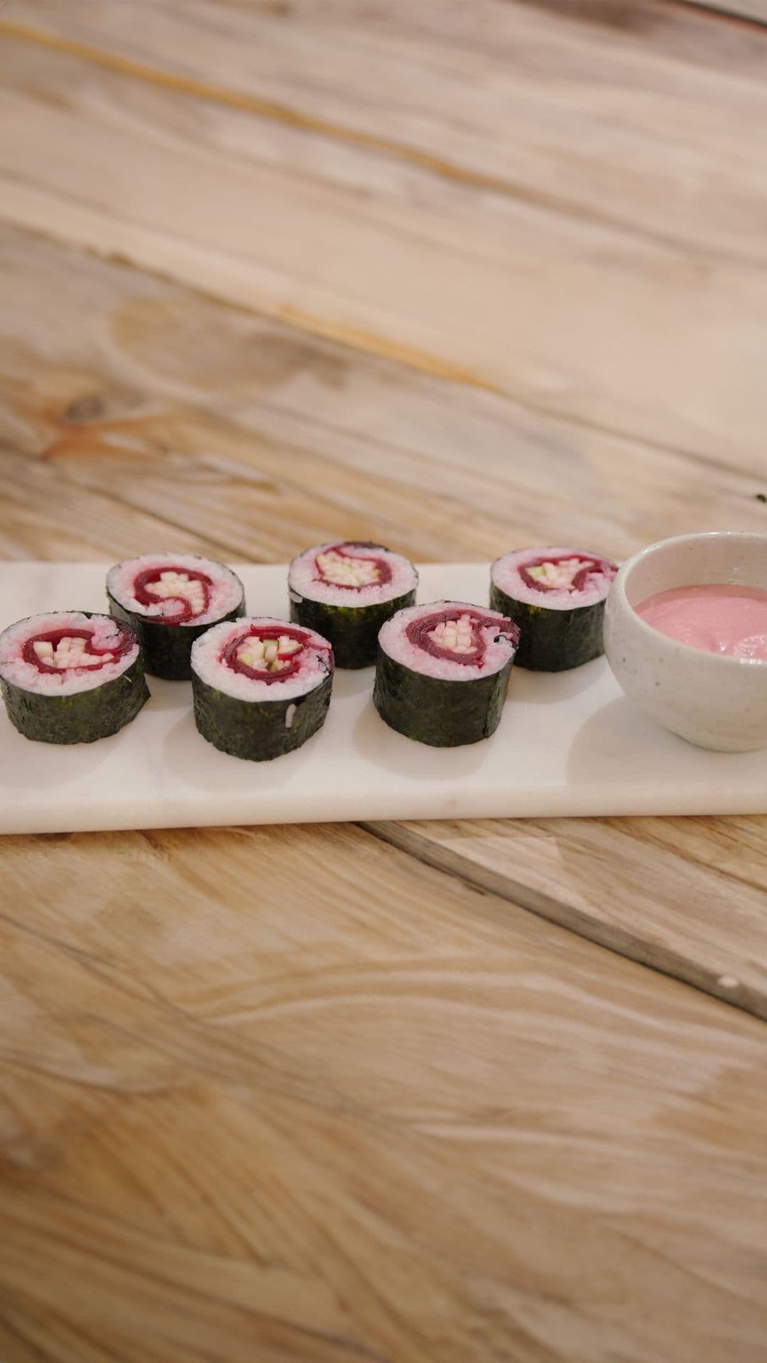 Sushi van rode biet met Granny Smith en mayonaise van rode biet
