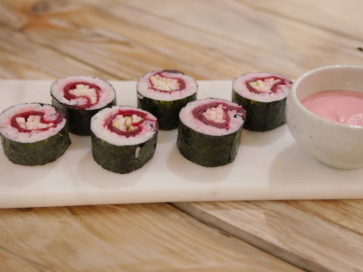 Sushi van rode biet met Granny Smith en mayonaise van rode biet