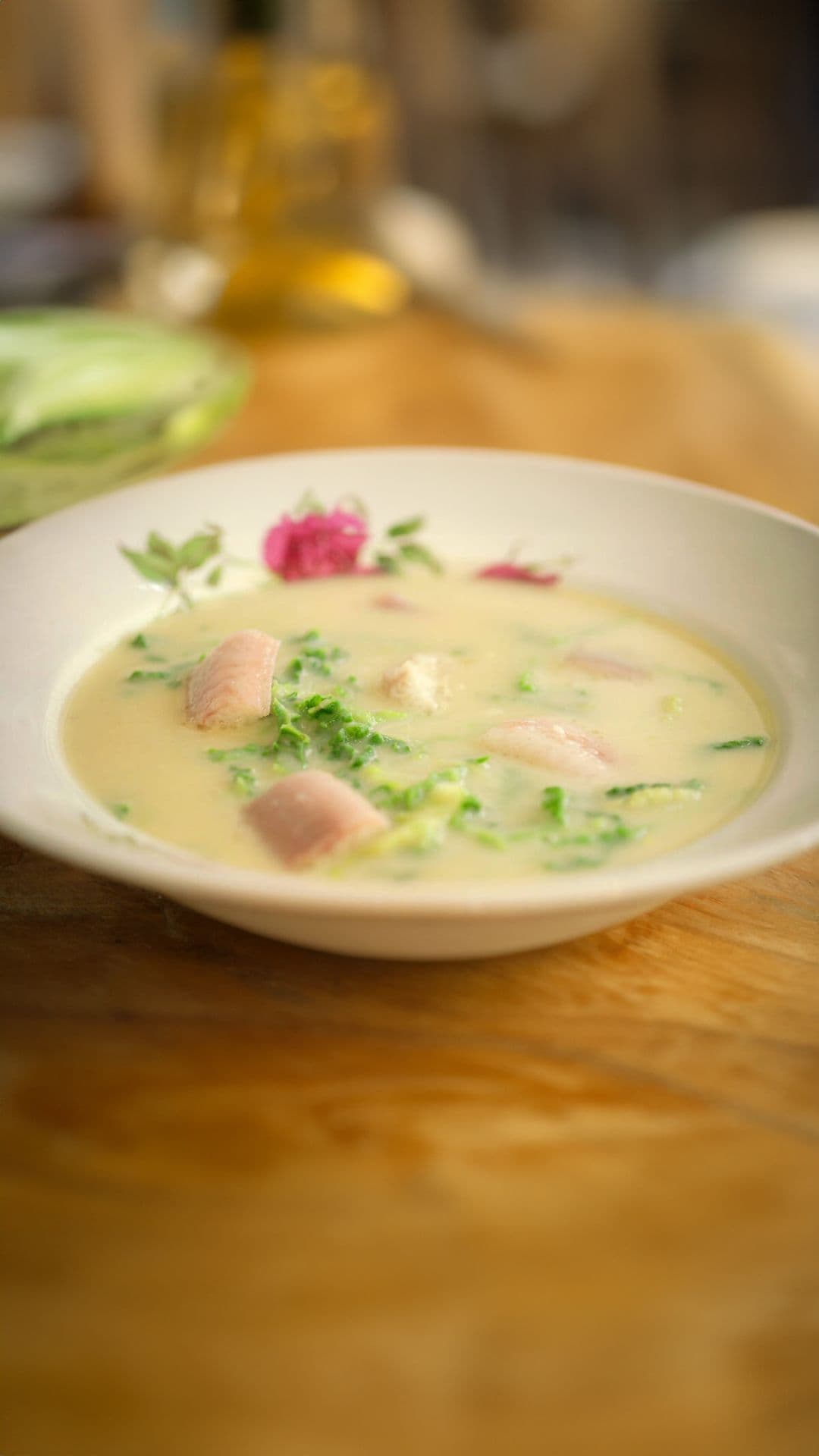 Aardappelsoep met groene kool en paling