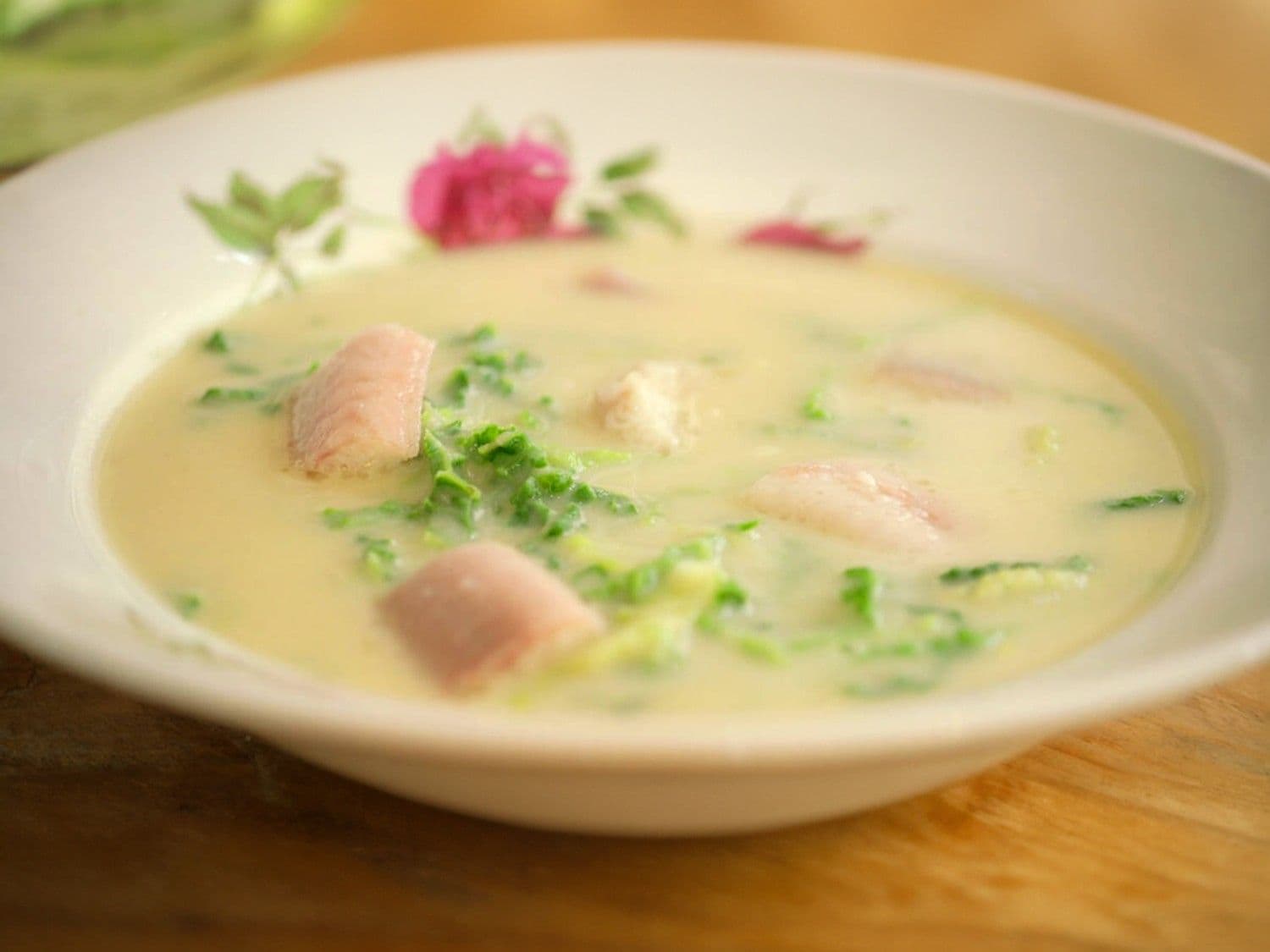 Aardappelsoep met groene kool en paling