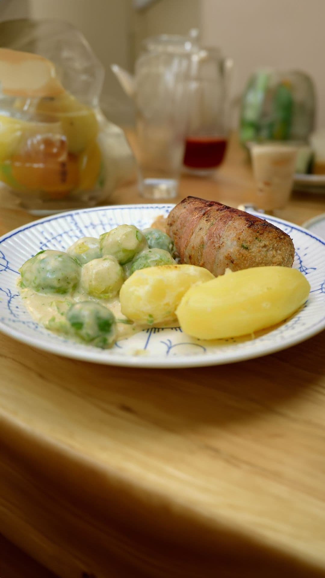 Slavinken, spruitjes in kaassaus en aardappelen