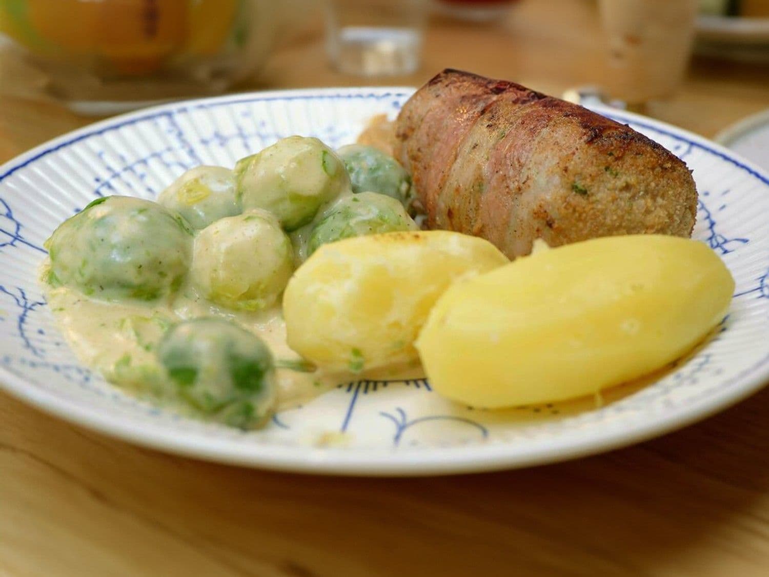 Slavinken, spruitjes in kaassaus en aardappelen