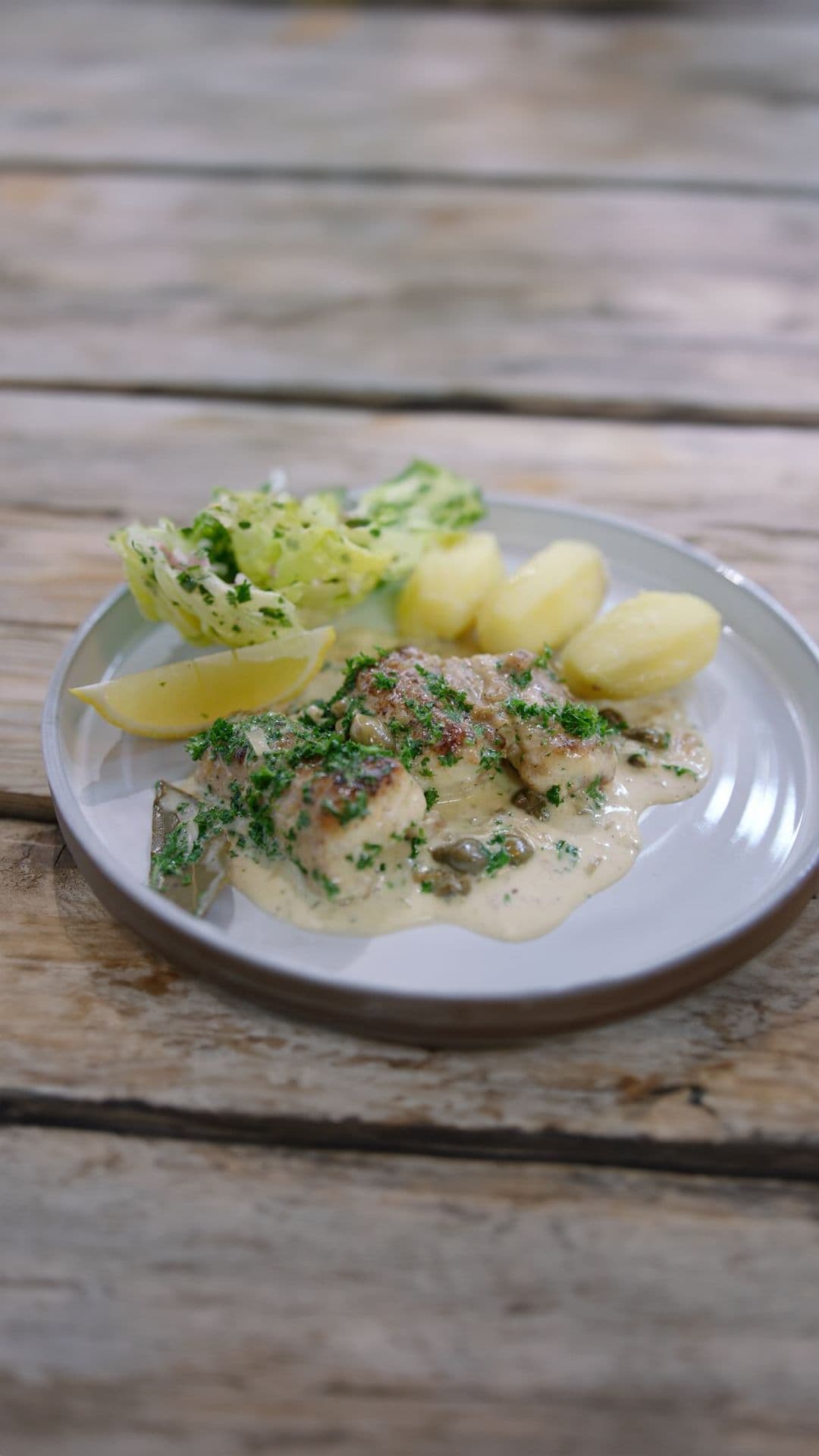 Hondshaai met kappertjes, kropsla en kasteelaardappelen