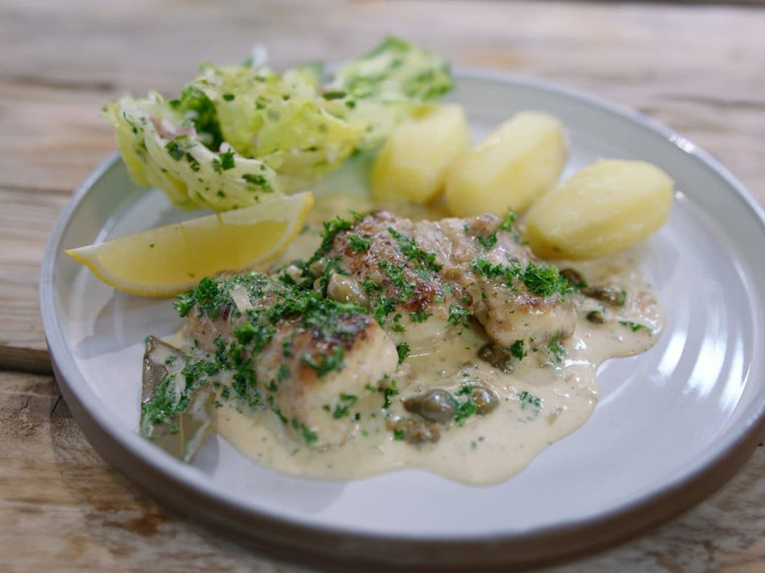 Hondshaai met kappertjes, kropsla en kasteelaardappelen