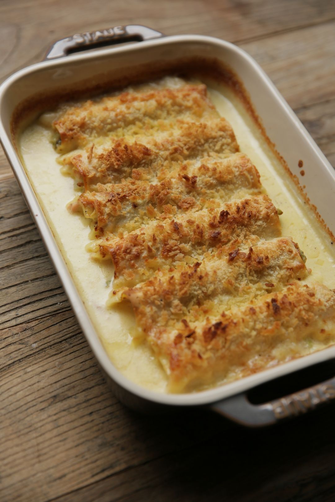 Cannelloni met zalm, groene kool en kaassaus met Fontina
