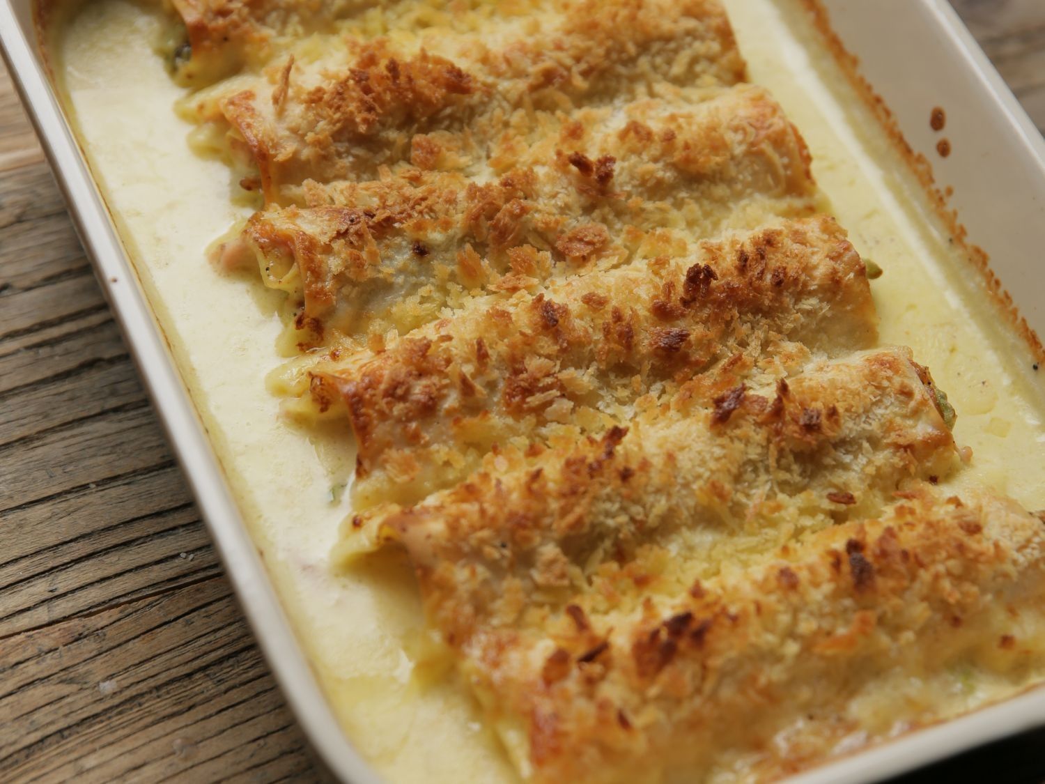 Cannelloni met zalm, groene kool en kaassaus met Fontina