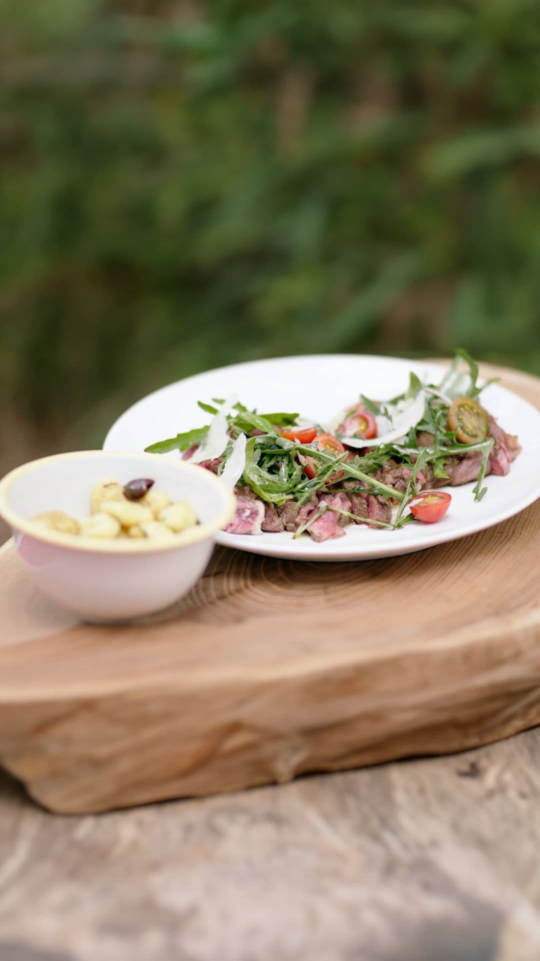 Tagliata met gnocchi, parmezaan en rucola