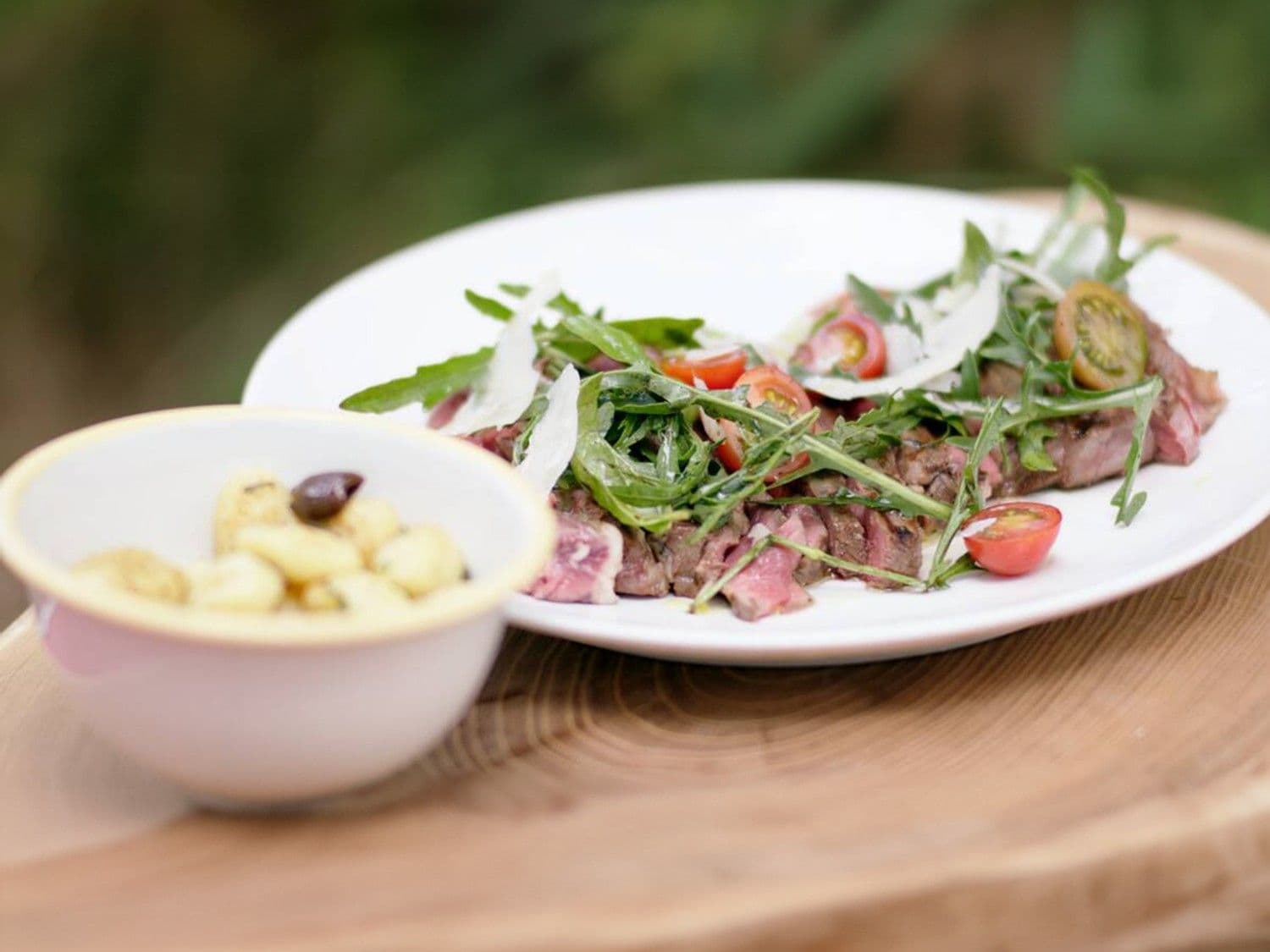 Tagliata met gnocchi, parmezaan en rucola