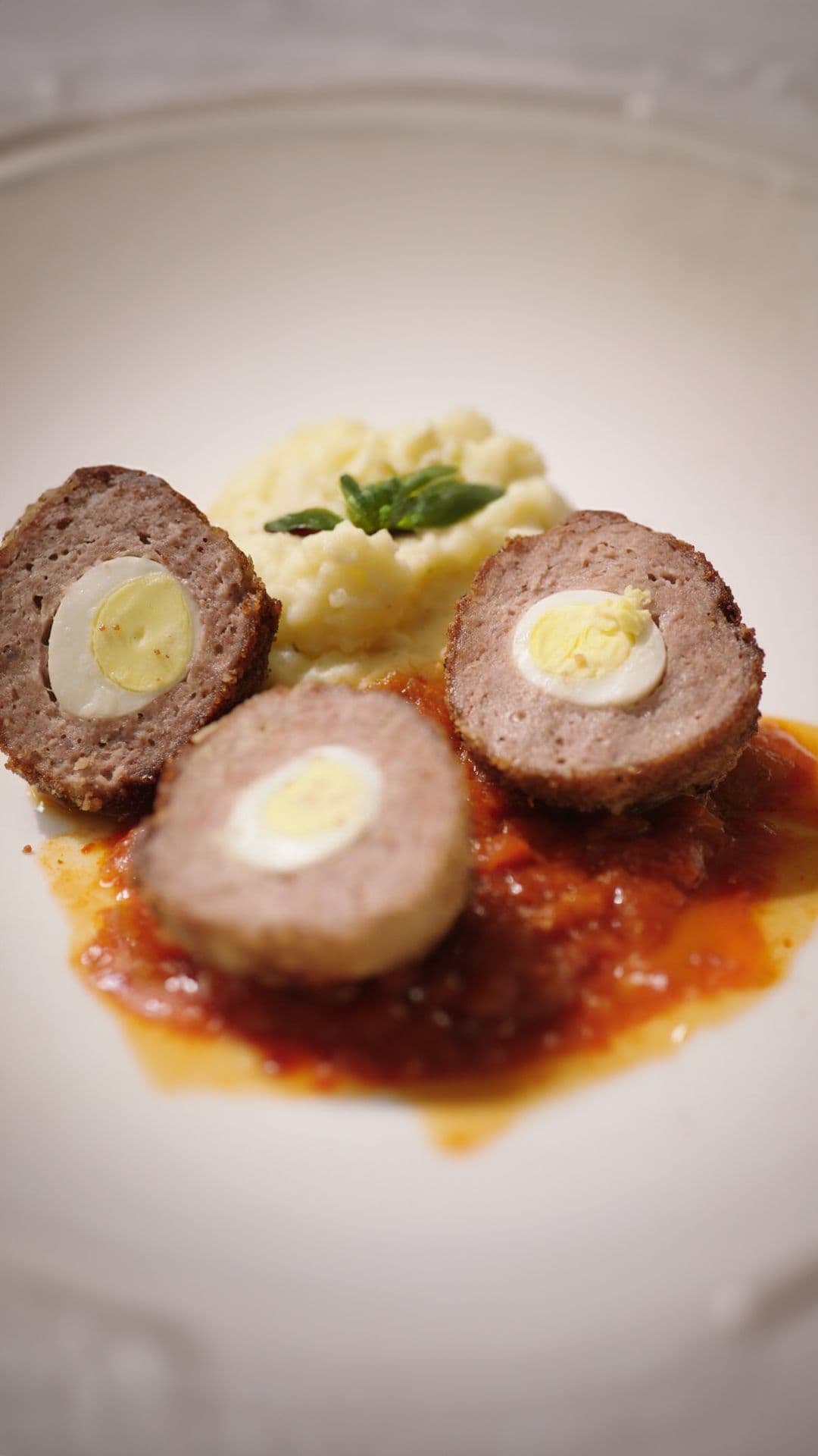 Vogelnestjes van kwarteleitjes met tomatensaus en puree