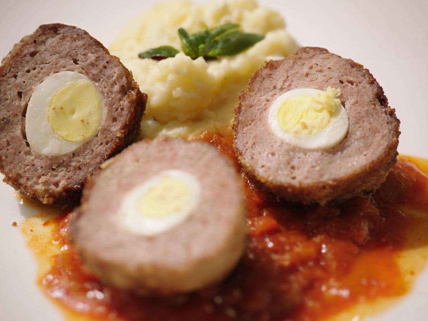Vogelnestjes van kwarteleitjes met tomatensaus en puree