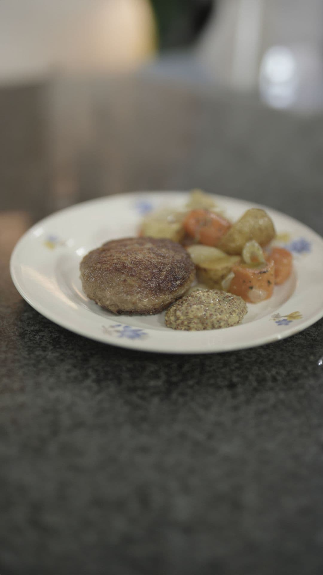 Hamburgers met spek en geroosterde groenten