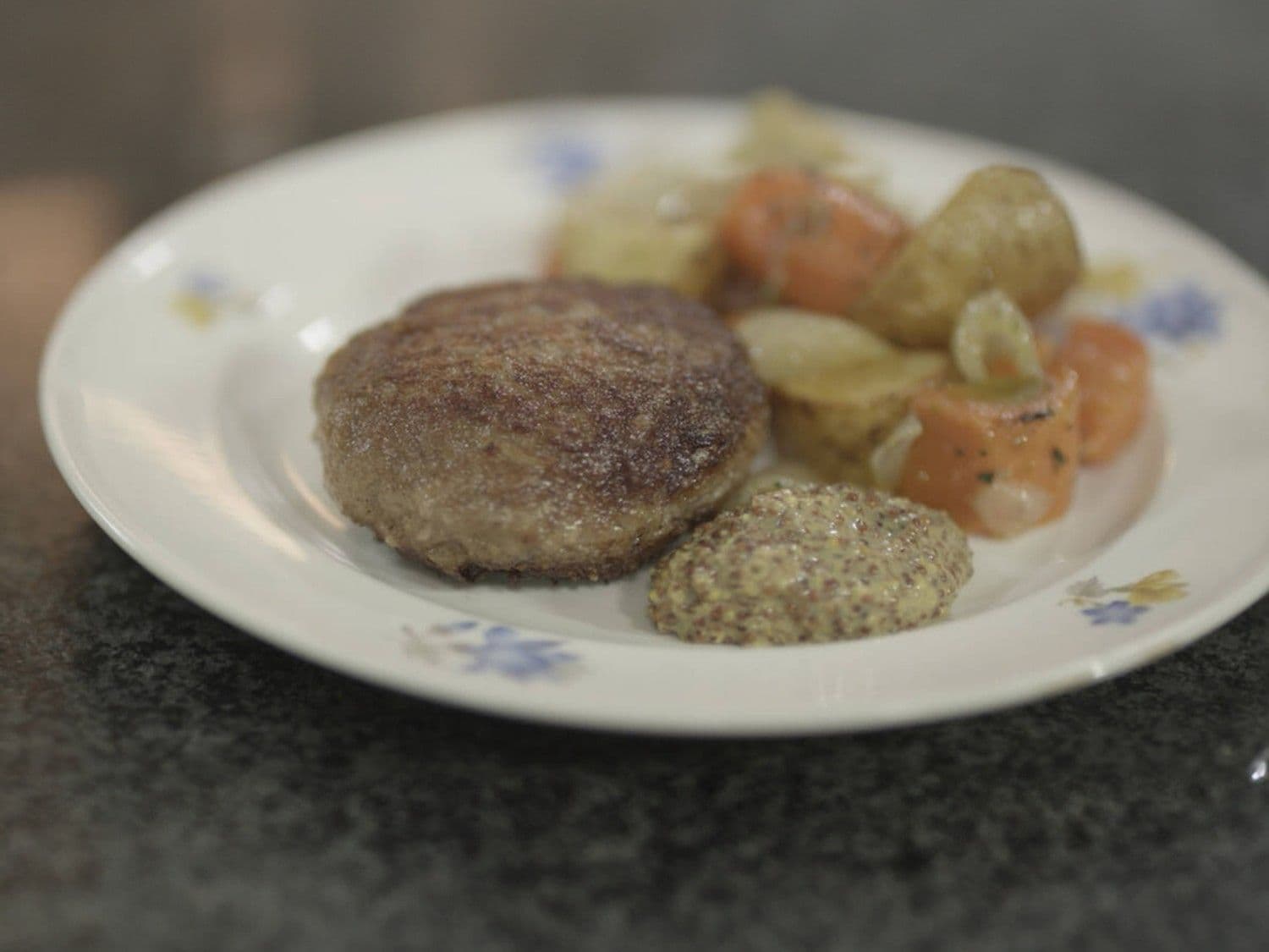 Hamburgers met spek en geroosterde groenten