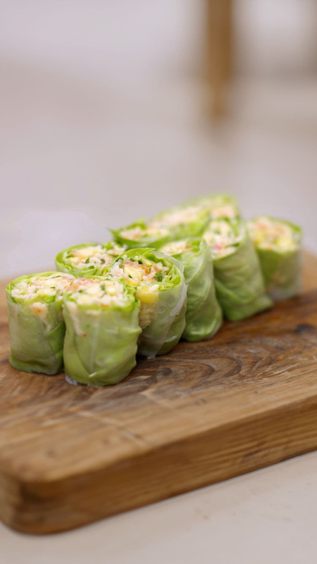 Rolletjes gevuld met rijstsalade met ananas en gerookte zalm