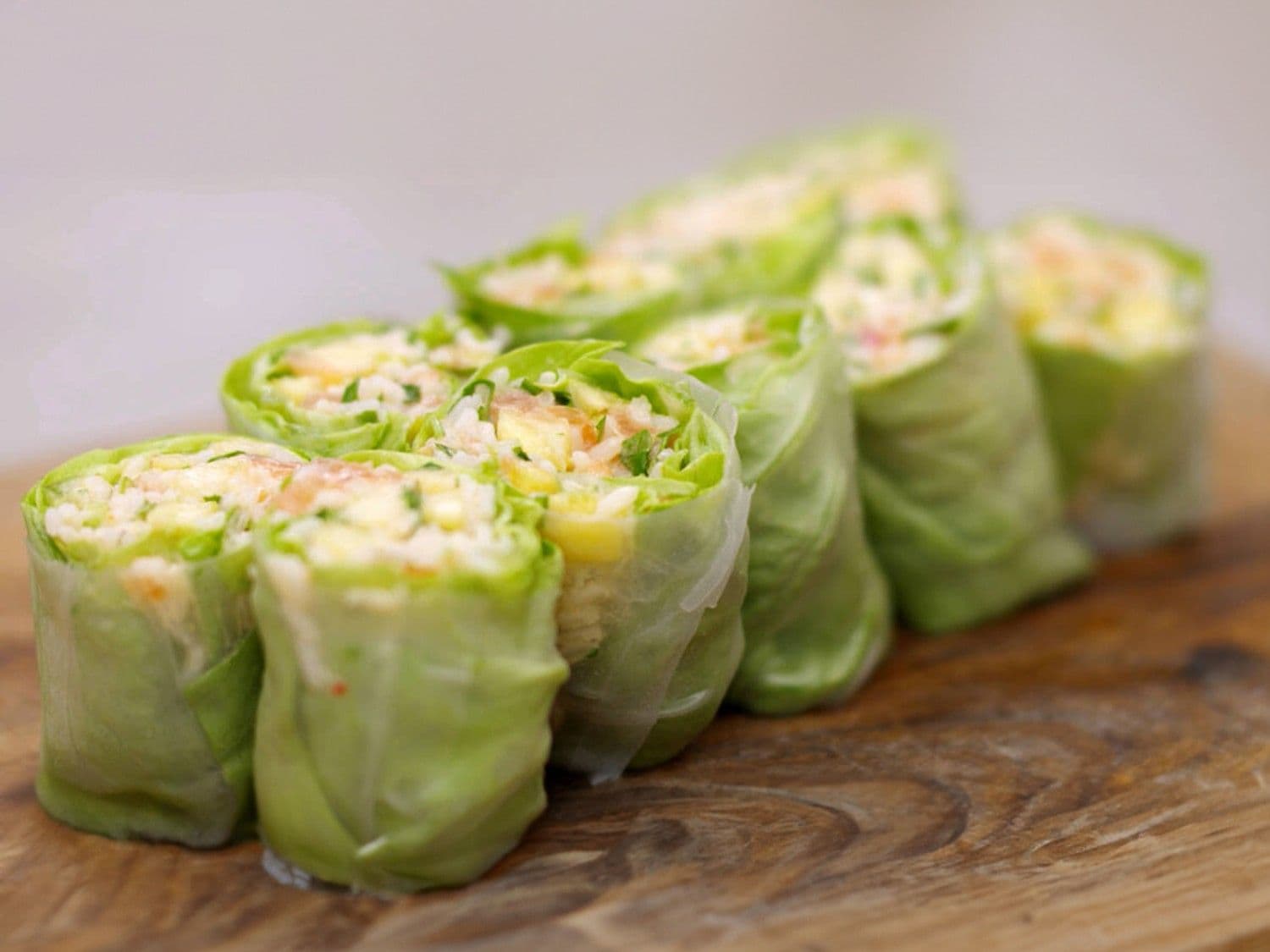 Rolletjes gevuld met rijstsalade met ananas en gerookte zalm