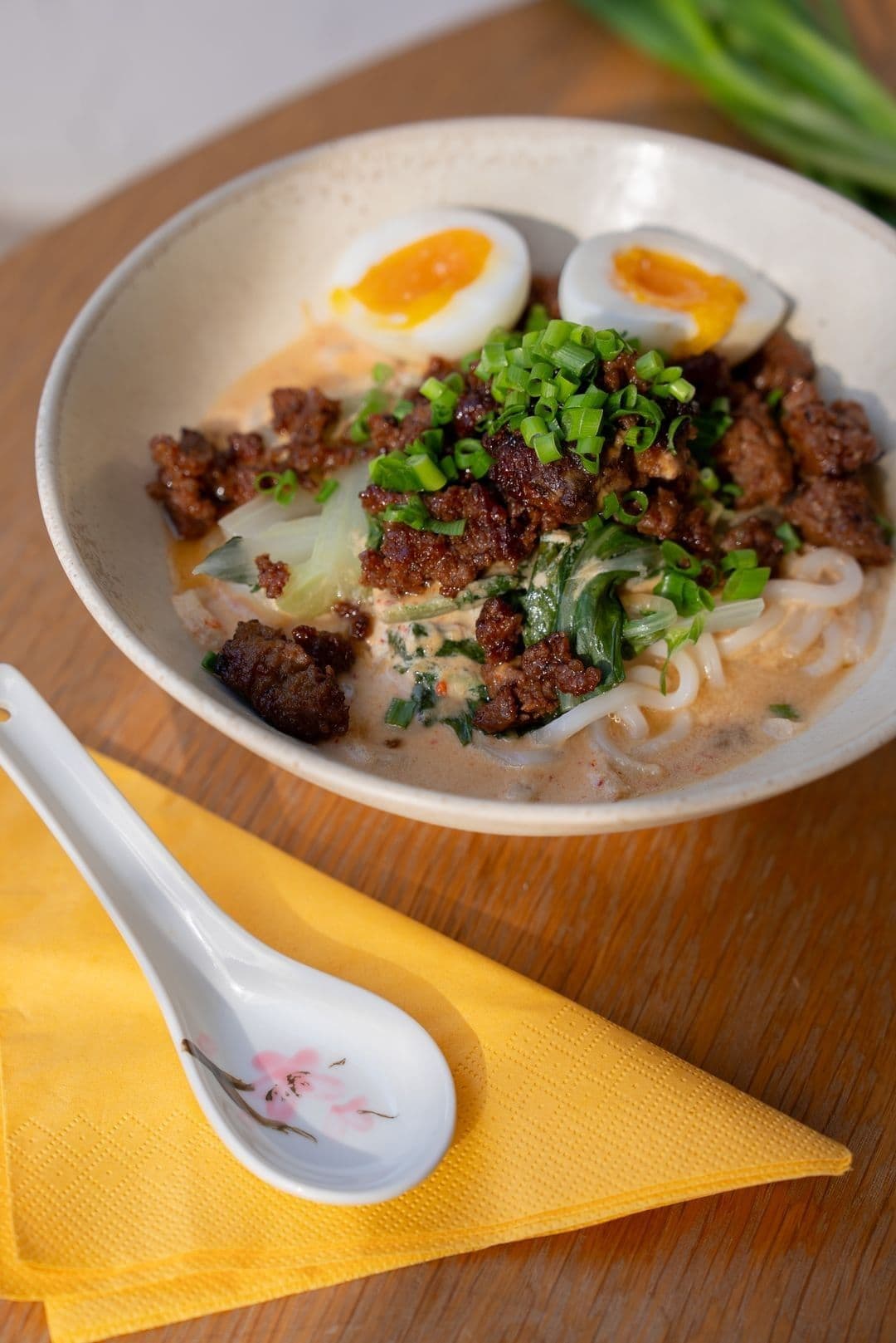 Udon noedels met paksoi, gehakt en misobouillon