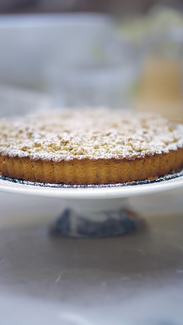 Pruimentaart met nootjes en havermoutcrumble