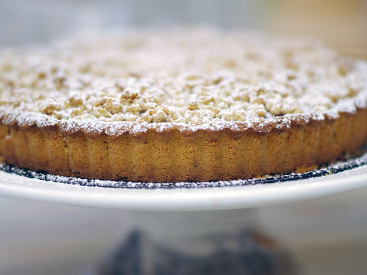 Pruimentaart met nootjes en havermoutcrumble