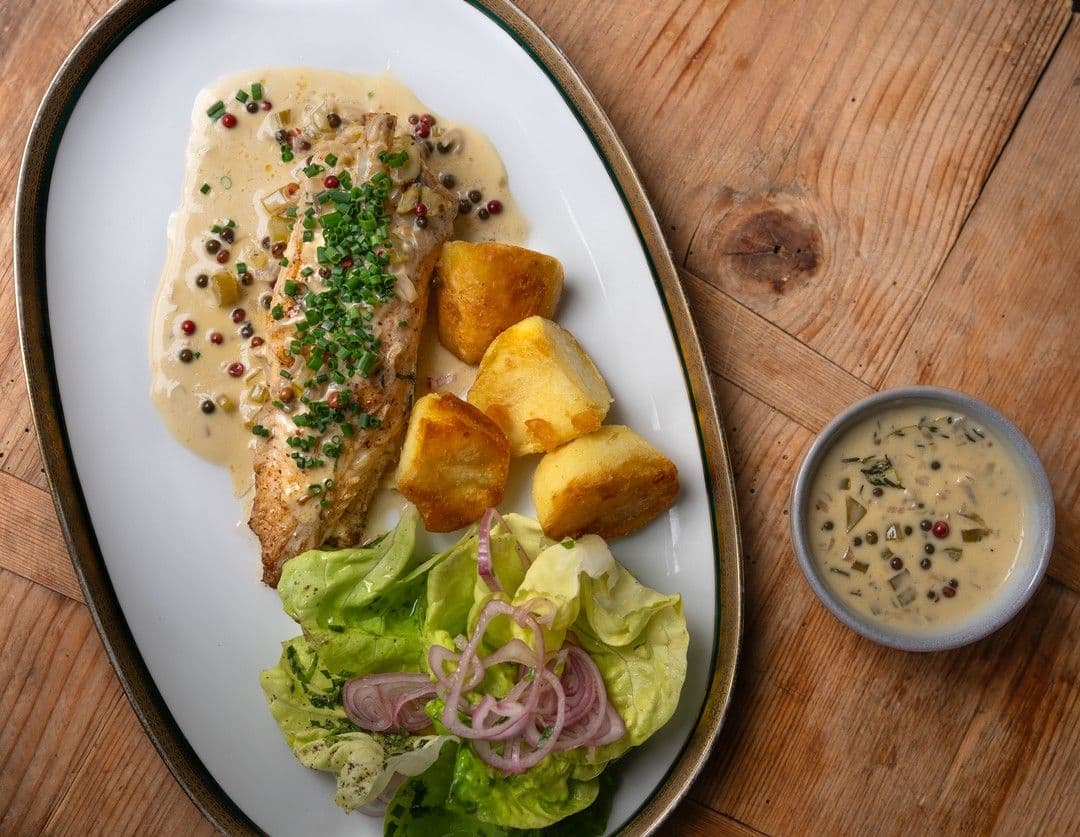 Zeeduivel au poivre met gebakken aardappelen en kropsla