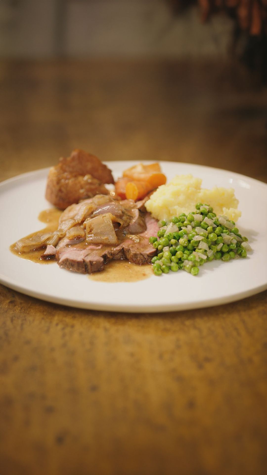 Lamsbout met groenten en yorkshire pudding