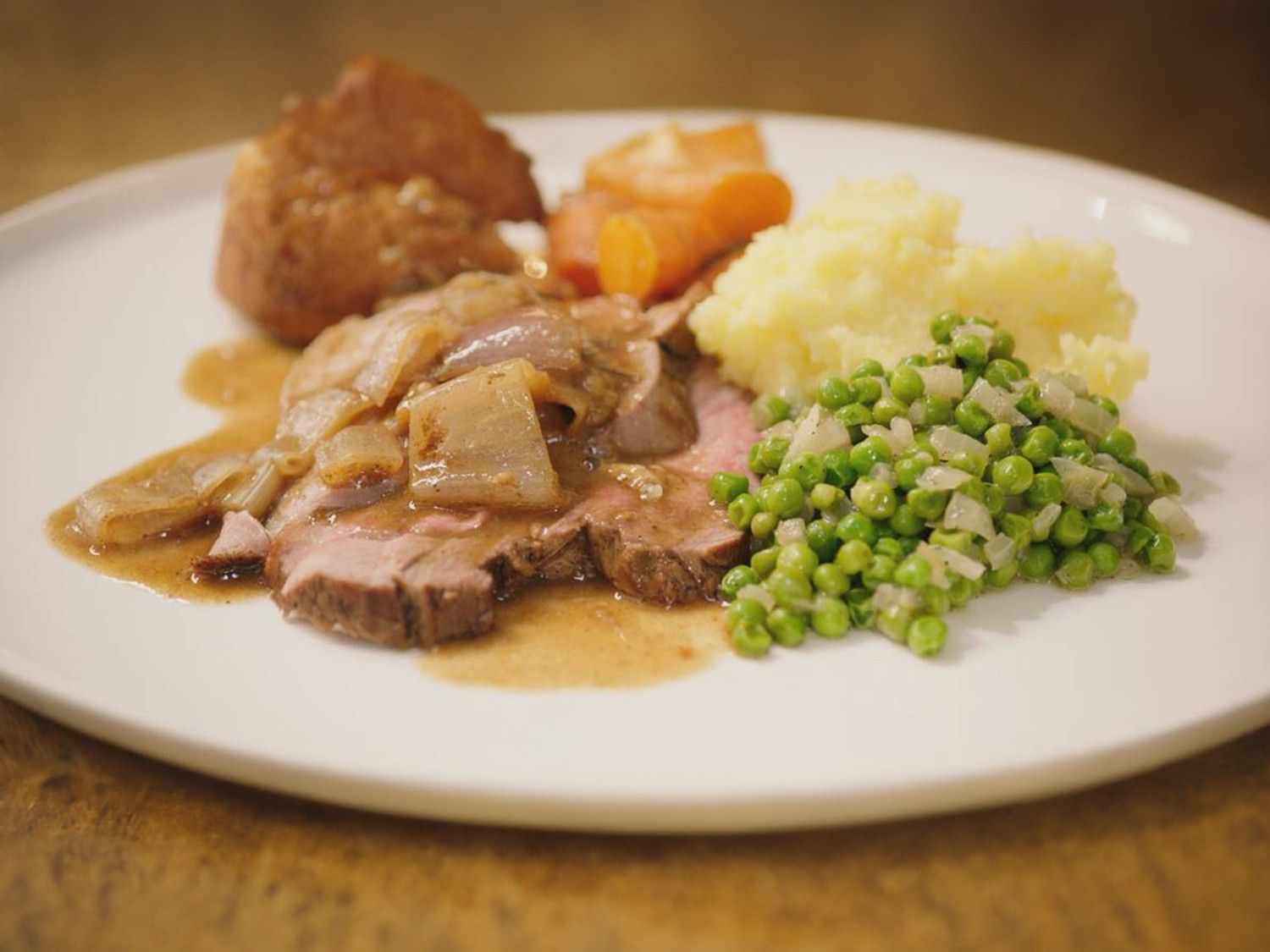 Lamsbout met groenten en yorkshire pudding
