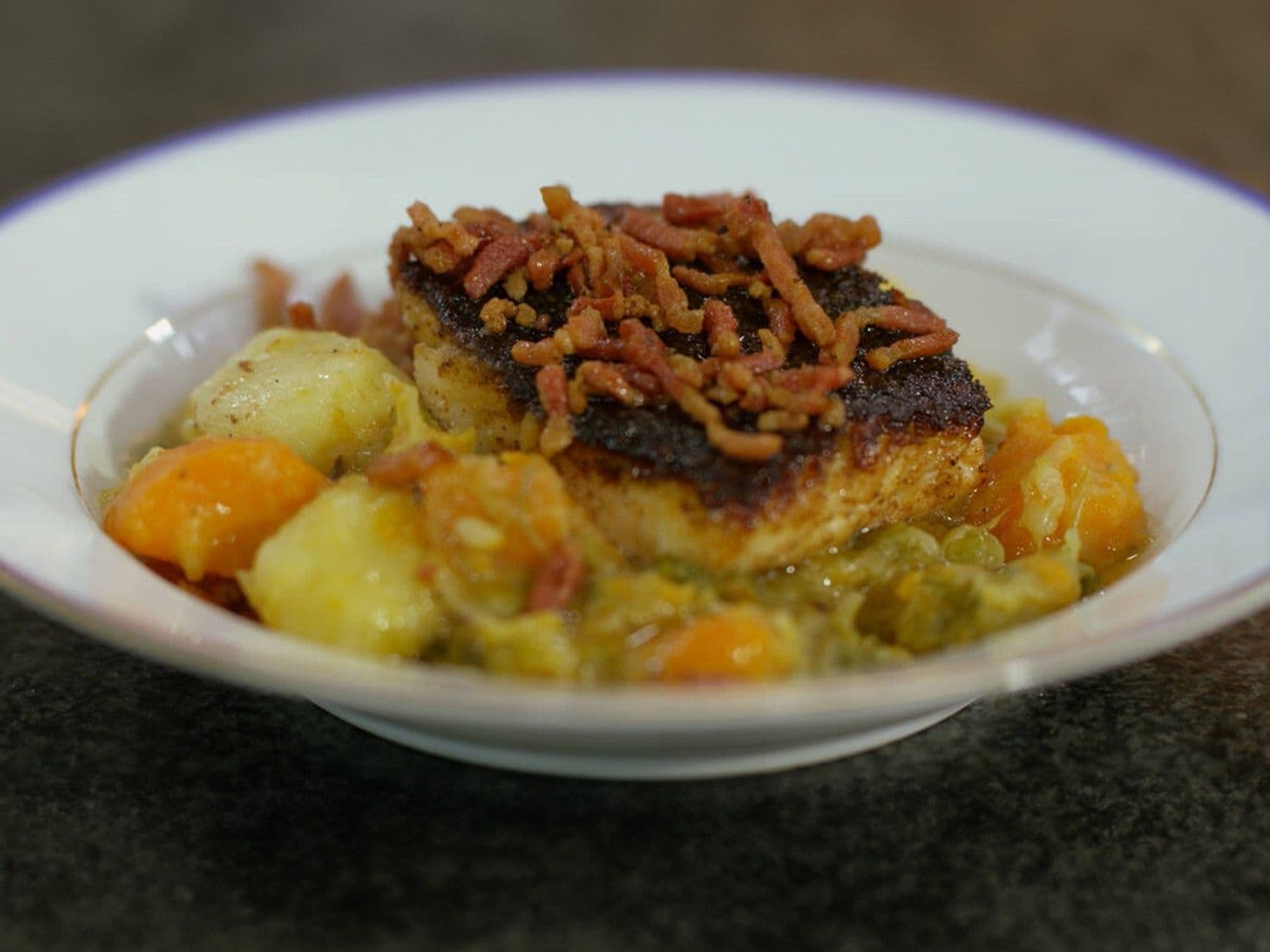 Gebakken griet met hutsepot en vinaigrette met spekjes