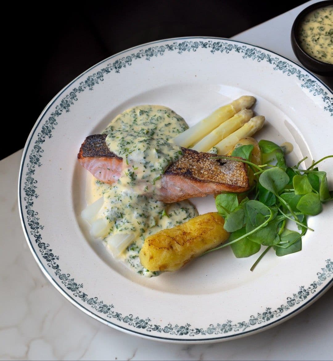 Zalm bearnaise met asperges en aardappelen