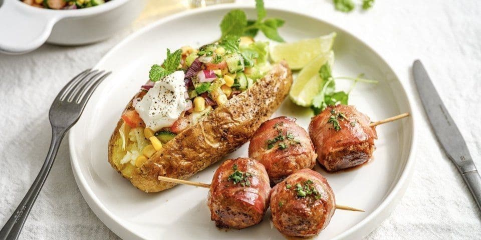 Mexicaanse gepofte aardappel met gelakte gehaktballen