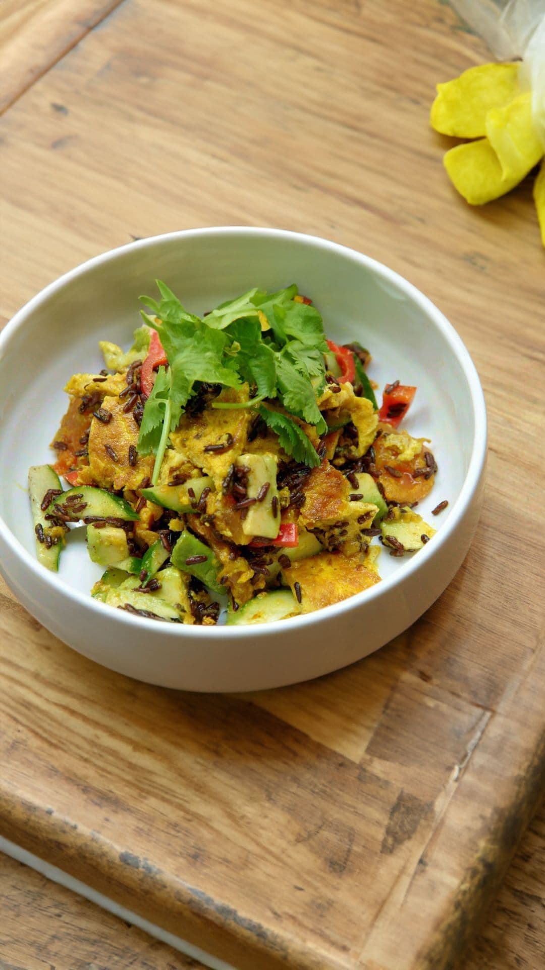 Maaltijdsalade met omeletsliertjes, zwarte rijst en gegrilde kip