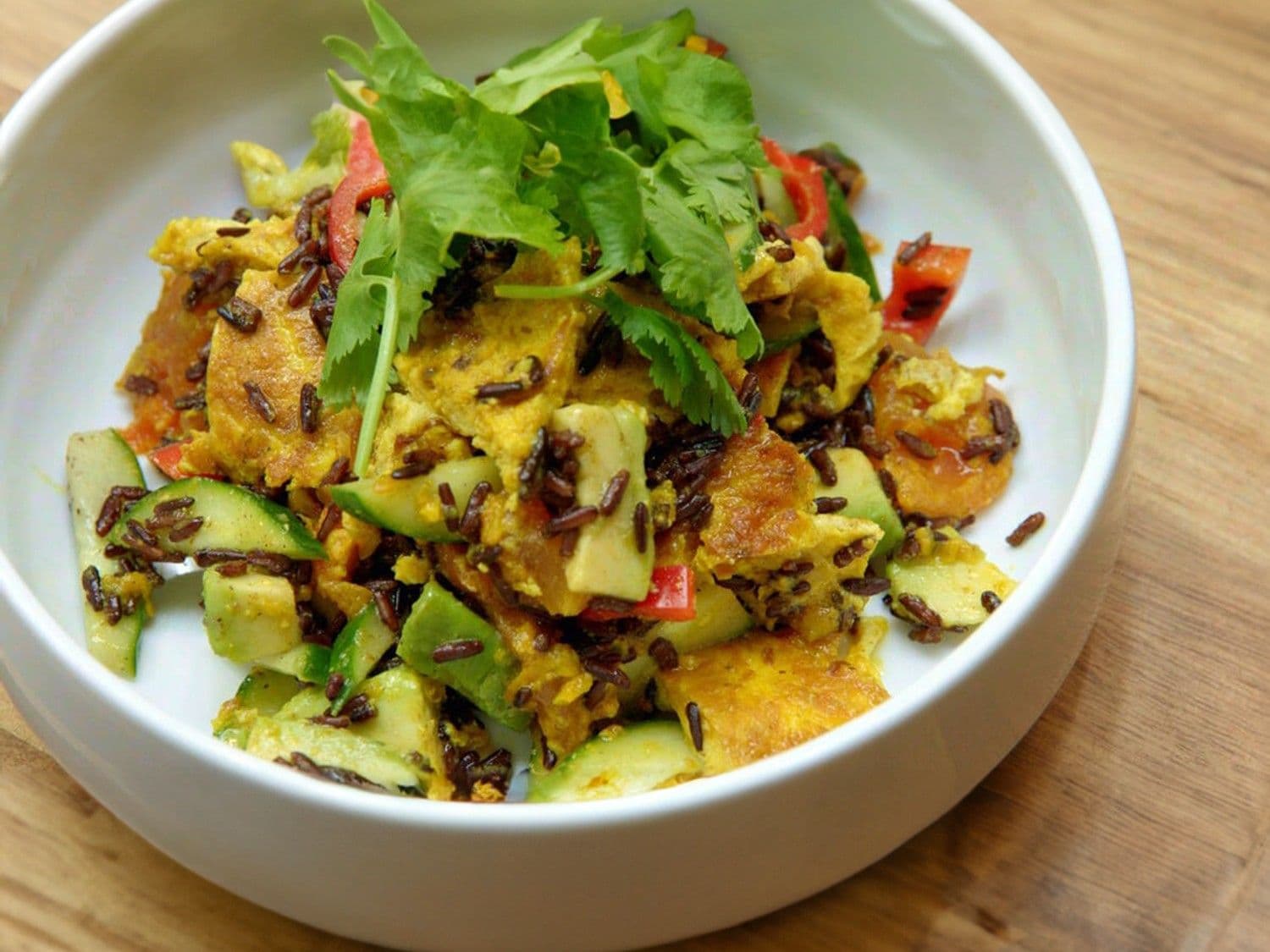 Maaltijdsalade met omeletsliertjes, zwarte rijst en gegrilde kip